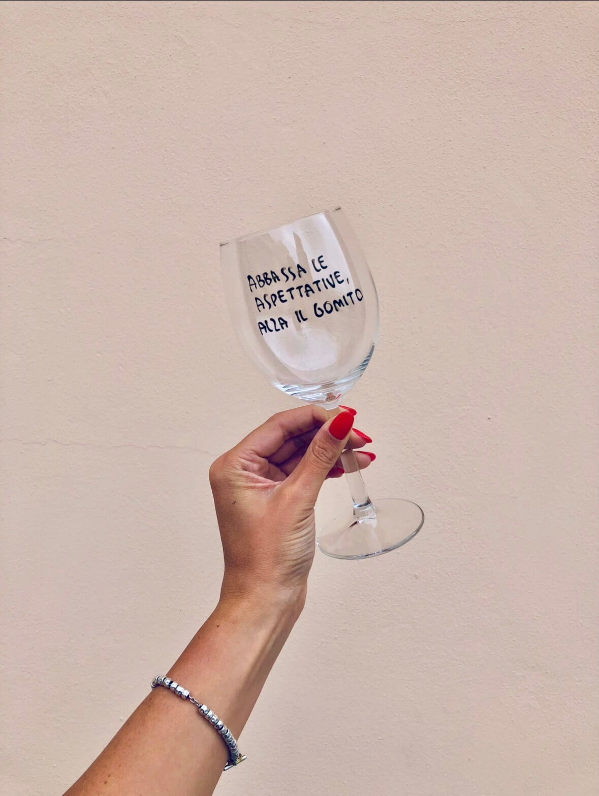 Abbassa le aspettative, alza il gomito